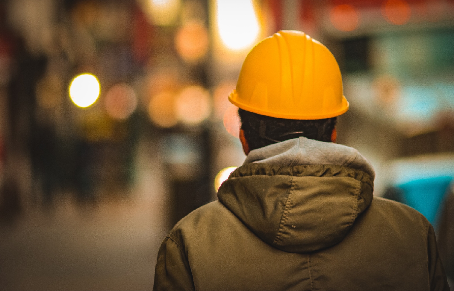 Homme avec un casque de chantier dans la rue